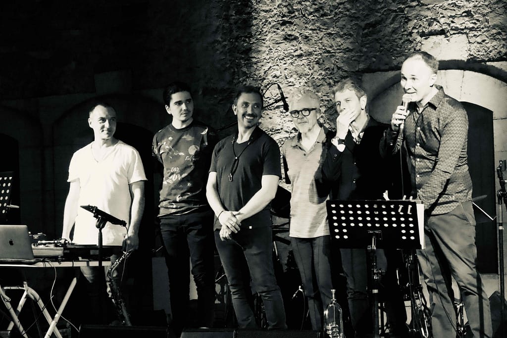 Nicolas Folmer entouré de Stéphane Huchard, Olivier Louvel, Philippe Bussonnet, Noé Huchard et Lucas Saint Cricq joue Breathe au Fort Napoléon