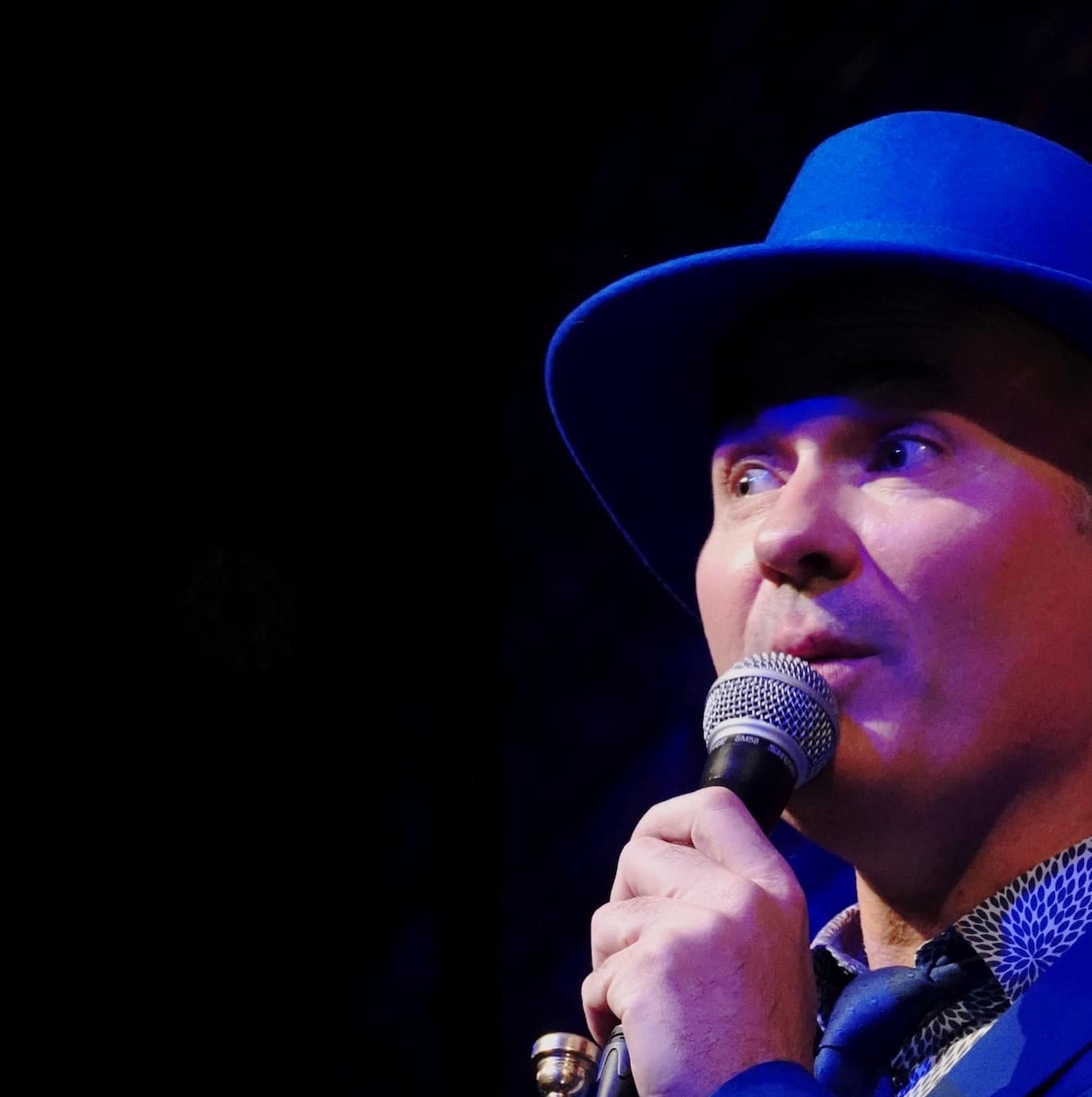 _DSC3856 - copie 2 Devant le miroir de sa loge, chapeau blue sur la tête, Nicolas parle