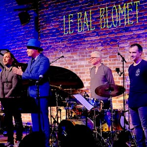 Les artistes saluts le public à la fin du concert